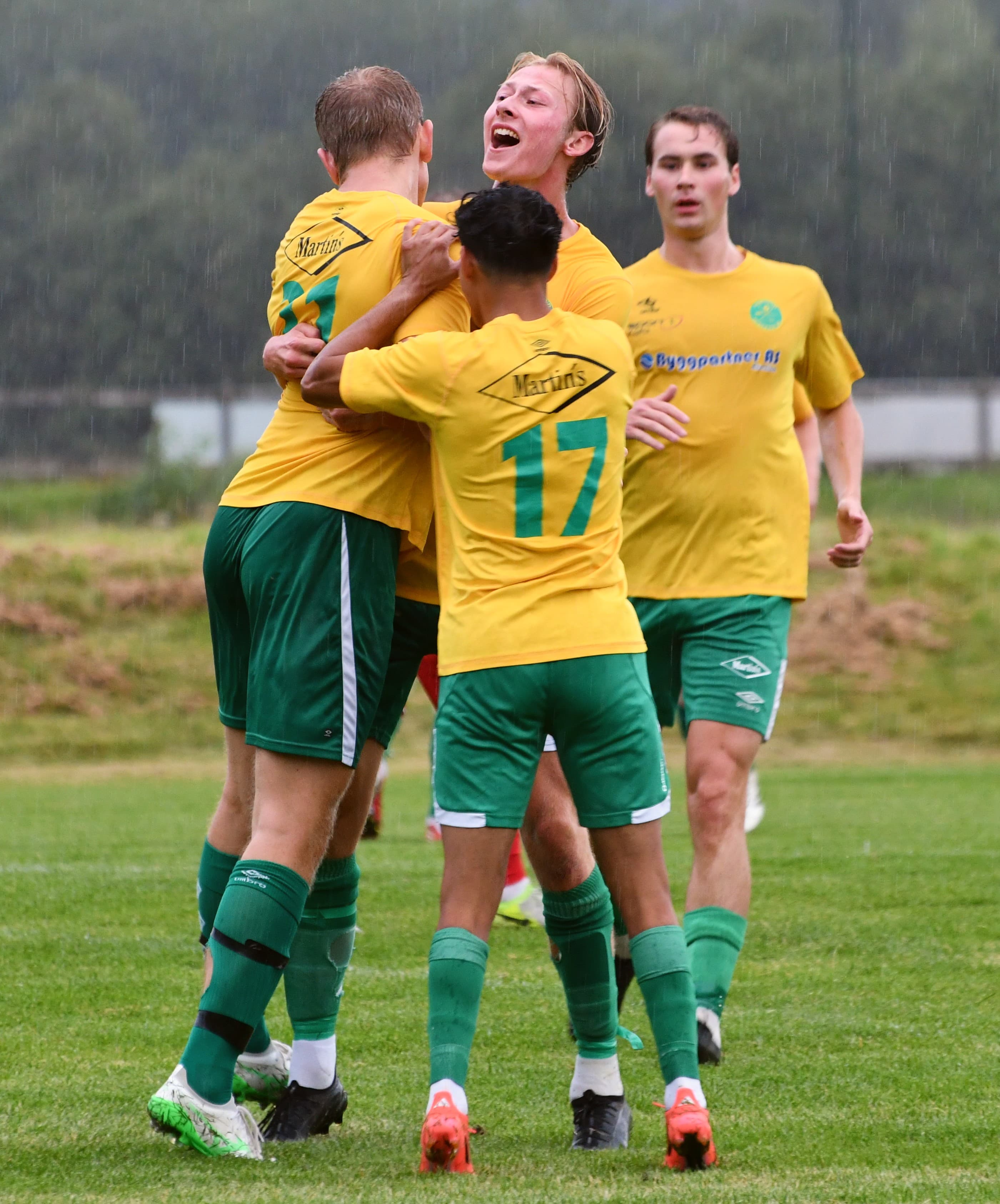 Jubel etter mål Leirsund mot Fet